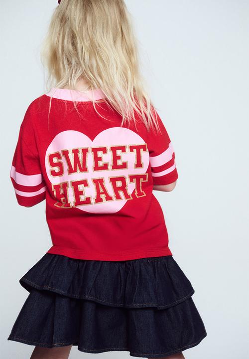 Cotton On - Livvy Lux Short Sleeve Tee - Varsity Red/Sweet Heart Club
