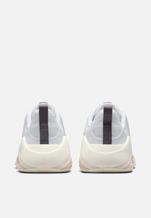 Nike - Nike Bella 7