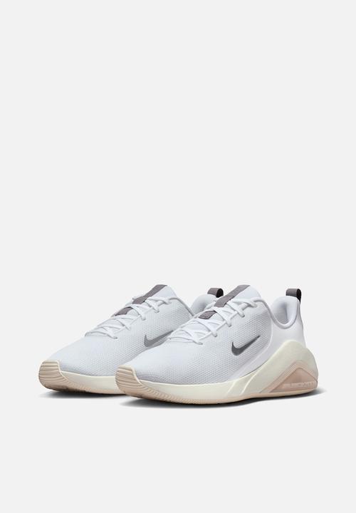 Nike - Nike Bella 7