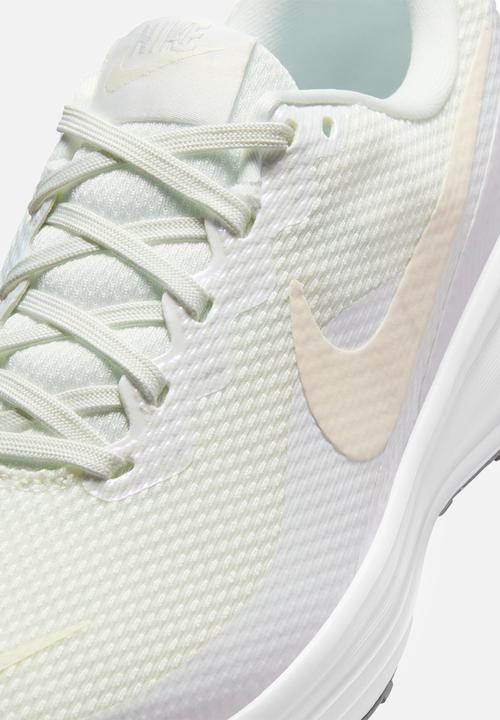 Nike - Nike Revolution 8