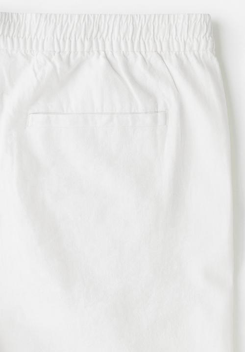 H&M - Regular fit linen-blend shorts - white