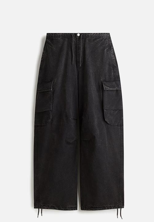 H&M - Loose fit washed cargo trousers - black