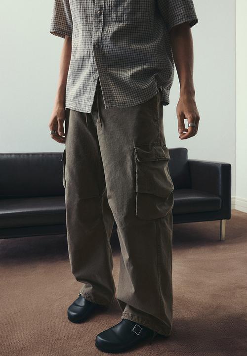 H&M - Loose fit washed cargo trousers - brown