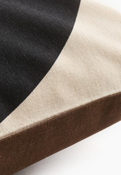 H&M - Patterned cushion cover - dark brown/colour block 