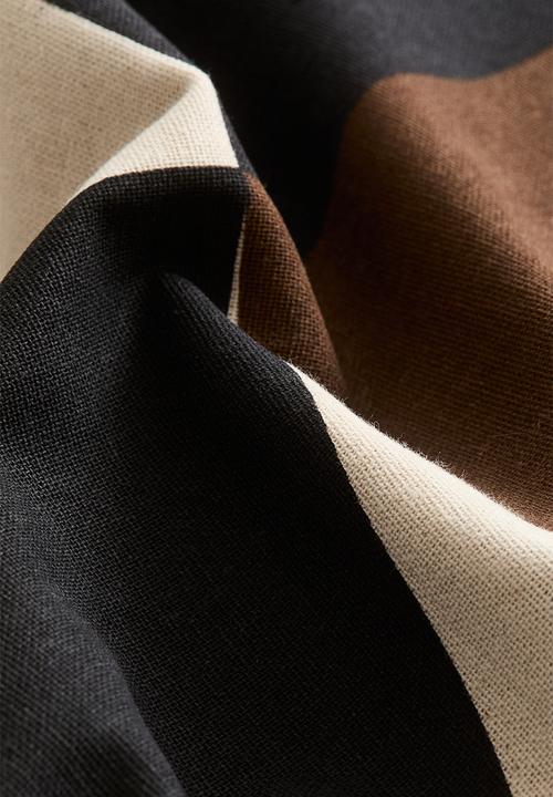 H&M - Patterned cushion cover - dark brown/colour block 