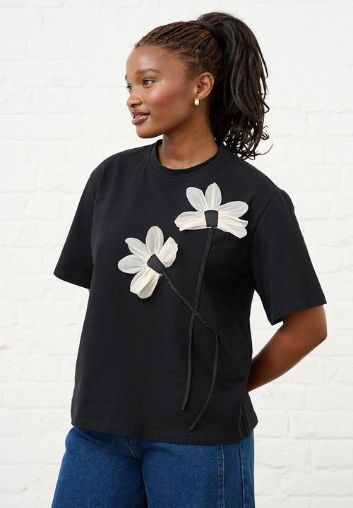Me&B - Ultimate Tee with 3D Flowers - Black