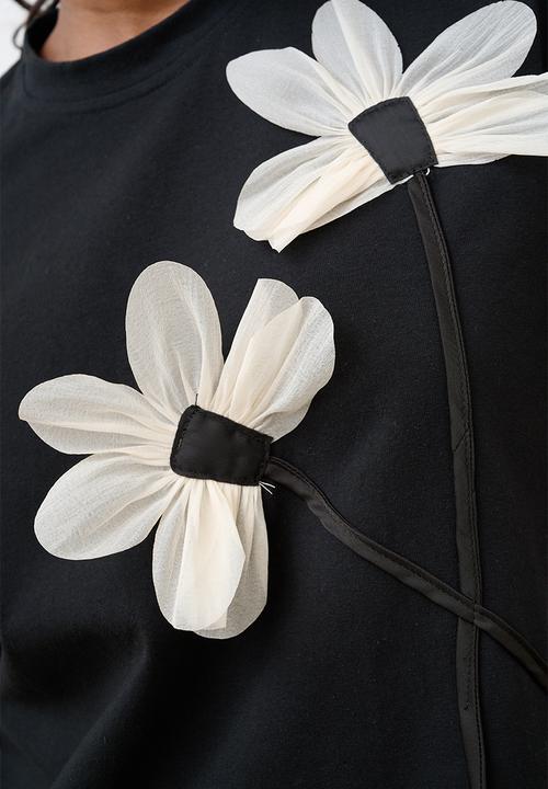 Me&B - Ultimate Tee with 3D Flowers - Black