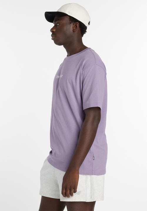 New Balance  - NB Athletics Celebrated Icons N Collage Tee - Purple