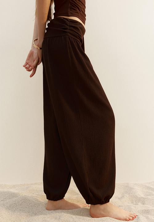 H&M - Crinkled balloon-leg trousers - burgundy
