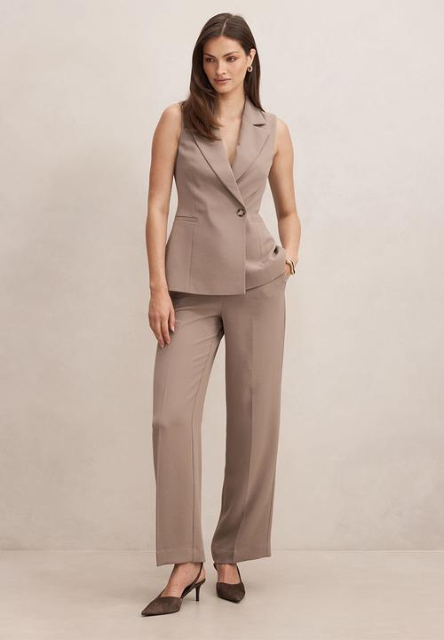 Forever New - Arden sleeveless blazer in light taupe suit