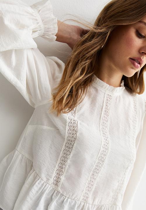 New Look - Louisa lace insert high neck shell - white