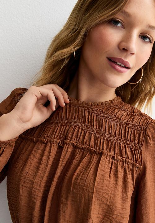 New Look - Vde shelly shirred crew neck blouse  - brown