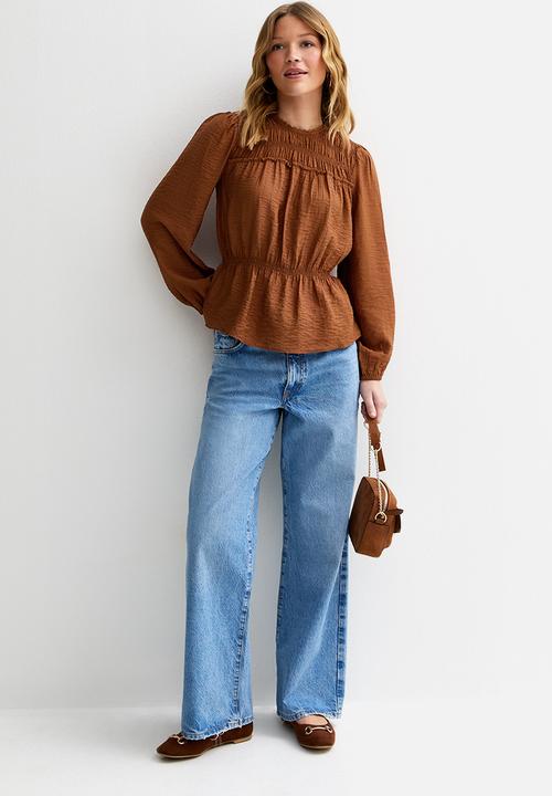 New Look - Vde shelly shirred crew neck blouse  - brown