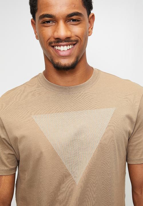 GUESS - Cn Ss Triangle Logo Tee - Elk Brown