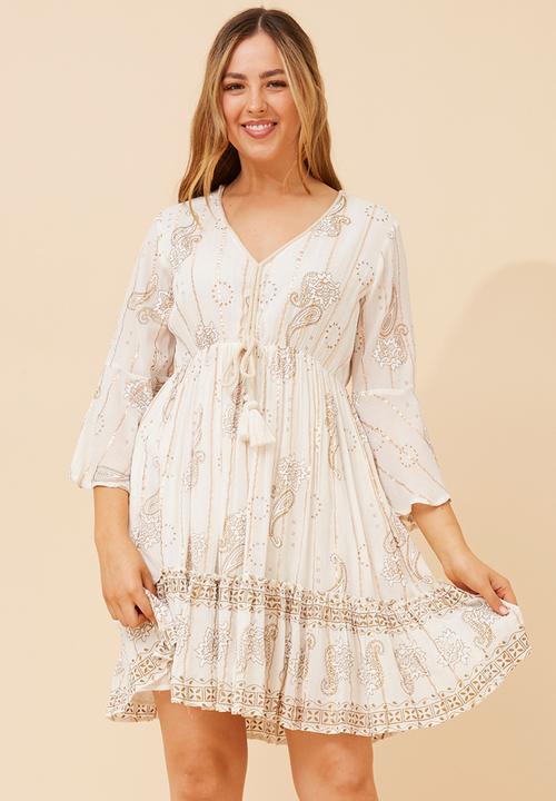 Izabel London - 3/4 Sleeve With Flutter V-Neck With Rope Midi Tiered Dress With Print Detail - White