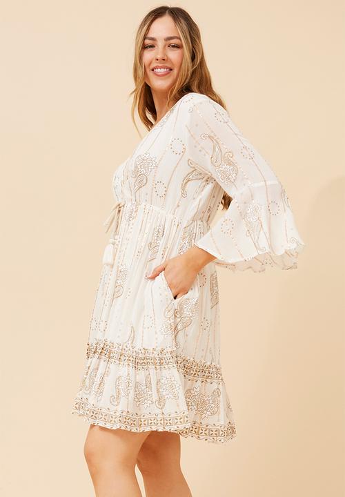 Izabel London - 3/4 Sleeve With Flutter V-Neck With Rope Midi Tiered Dress With Print Detail - White
