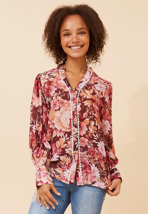 Izabel London - L/S With Smocking Key Hole Button Through Blouse With Trim Detail - Burgundy