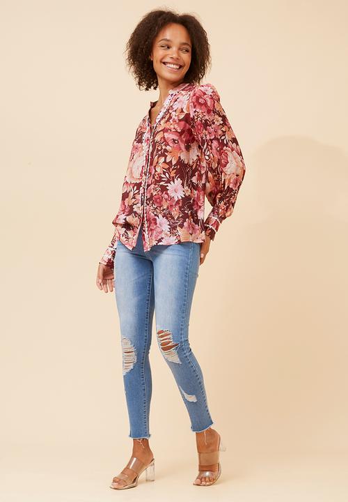 Izabel London - L/S With Smocking Key Hole Button Through Blouse With Trim Detail - Burgundy