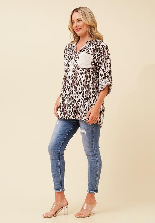 Stella Morgan - Half Placket With Sequin Scoop Hem Regular Fit Viscose Top - Beige