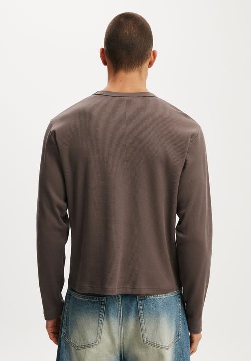 Cotton On - Cropped Fit Textured Long Sleeve - Washed Chocolate Waffle