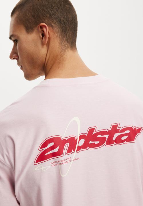 Cotton On - Box fit graphic T-shirt - centre studios / corsage pink