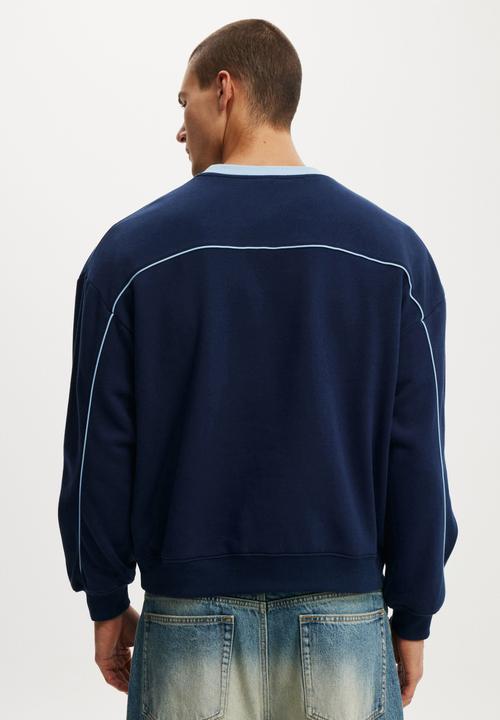 Cotton On - Box Fit Graphic Crew Sweater - Indigo/Panel