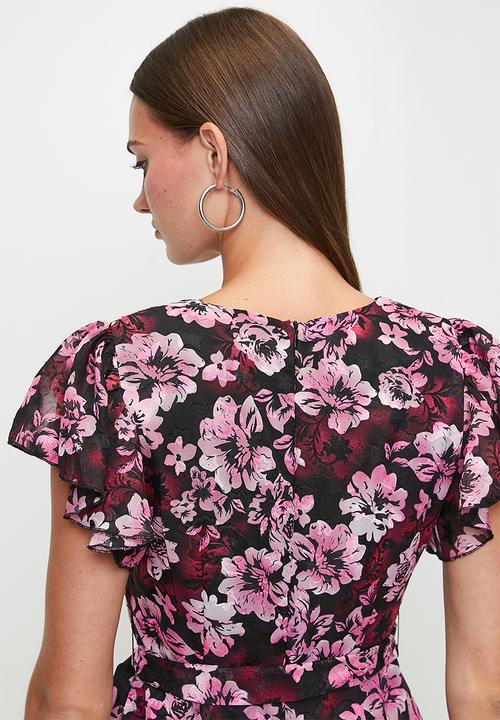 Izabel London - Cap Flutter Sleeve V-Neck Midi Dress - Multi Pink