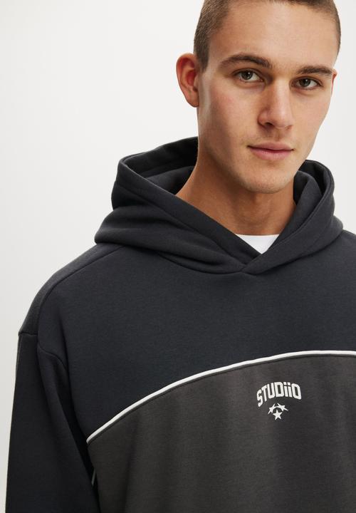 Cotton On - Cropped Fit Graphic Hoodie - Black/Panel