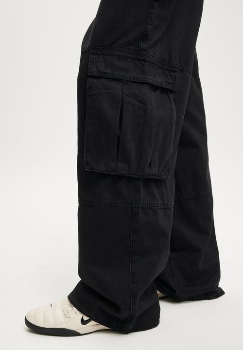 Cotton On - Super Baggy Cargo Pant - Black