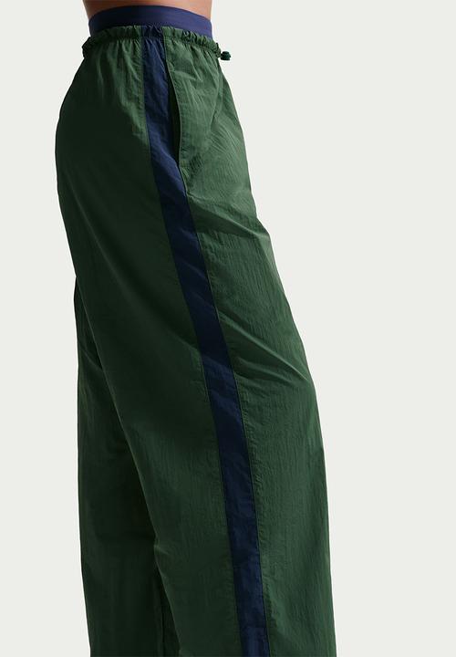 Nike - W Nsw Parachute Hr Pant - Fir/Midnight Navy/Chalk/Chalk