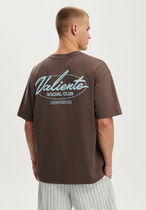 Cotton On - Box Fit Text T-shirt - Washed Chocolate/Valiente Club