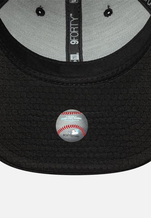 New Era - Flawless Mesh 9Forty® - black & white 
