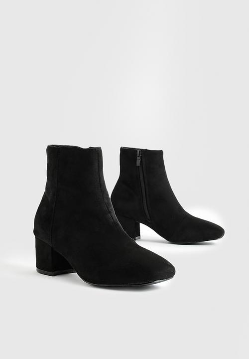 boohoo - Wide fit faux suede low block heel shoe boots - black