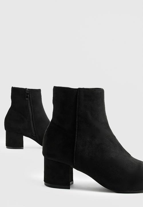 boohoo - Wide fit faux suede low block heel shoe boots - black