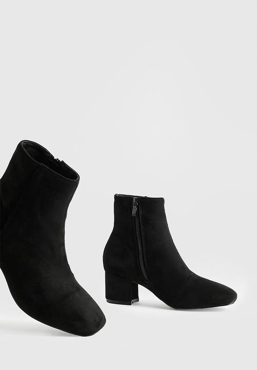 boohoo - Wide fit faux suede low block heel shoe boots - black