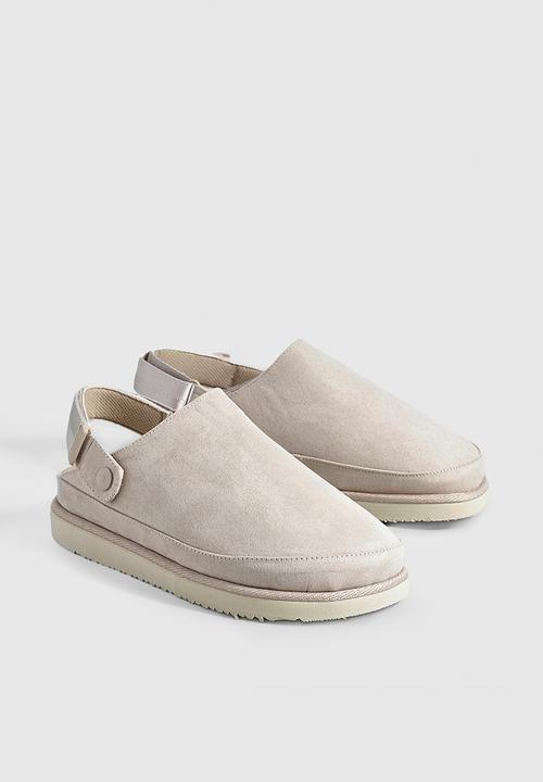 boohoo - Faux suede chunky slingback closed toe clogs - beige