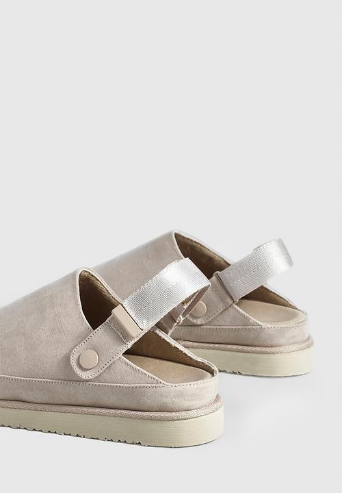 boohoo - Faux suede chunky slingback closed toe clogs - beige