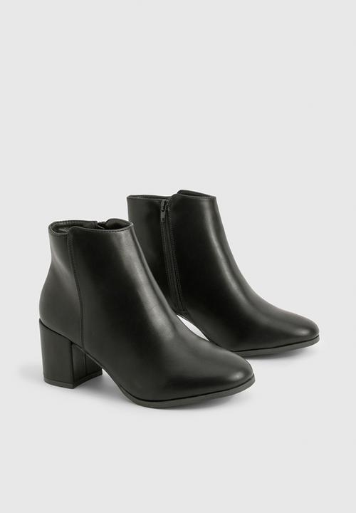 boohoo - Wide fit low block heel ankle boots - black