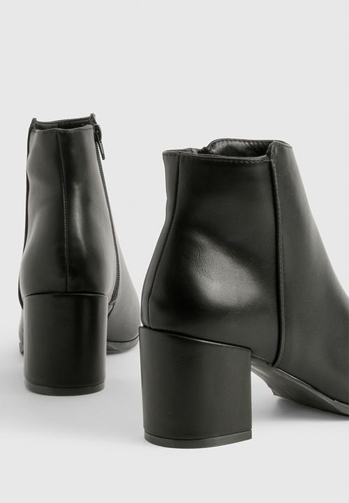 boohoo - Wide fit low block heel ankle boots - black