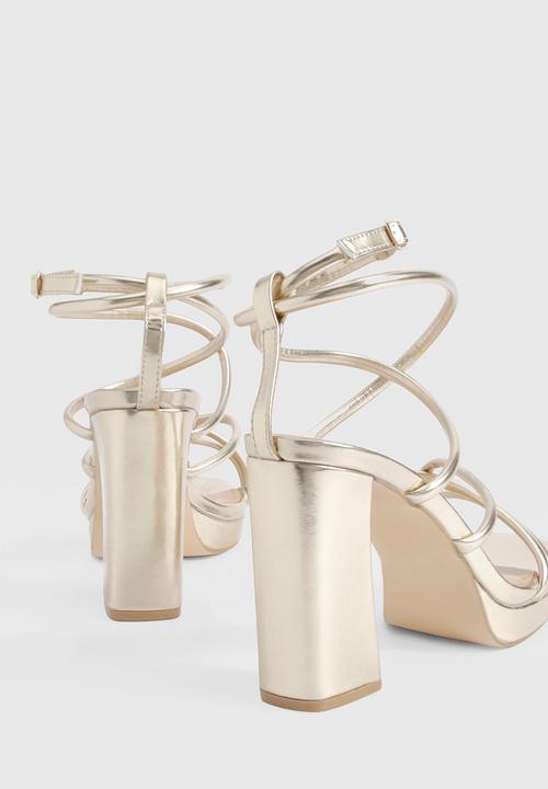 boohoo - Metallic cross strap platform heels - gold