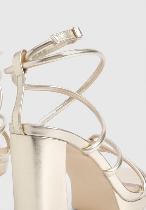 boohoo - Metallic cross strap platform heels - gold