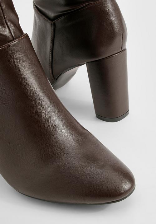 boohoo - Block heel knee high boots - chocolate