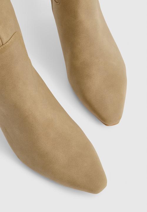 boohoo - Wide fit nubuck knee high low heeled boots - taupe
