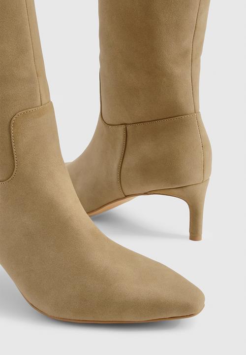 boohoo - Wide fit nubuck knee high low heeled boots - taupe