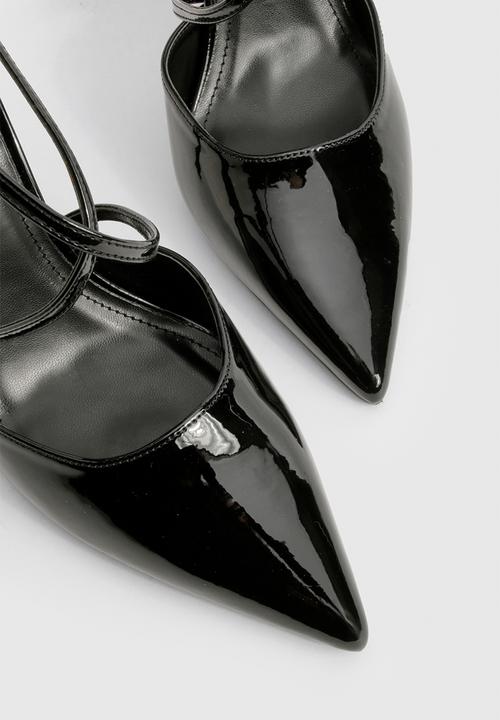 boohoo - Patent Crossover Strap Court Shoes