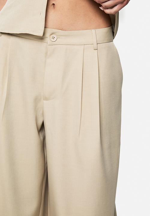 boohoo - Tailored pleated front wide leg trousers - stone