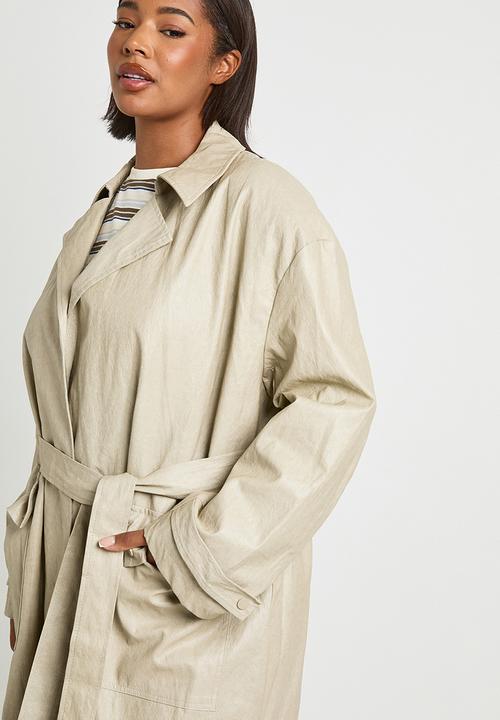 boohoo - Plus vintage look faux leather trench coat - stone