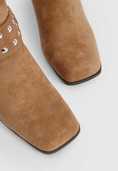 boohoo - Faux suede square toe stud western boots - tan