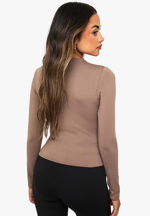 boohoo - Soft slinky long sleeve crew neck top - camel