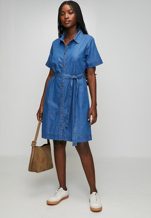 Stella Morgan - 1/2 sleeve midi dress with scoop hem button through denim - mid wash denim